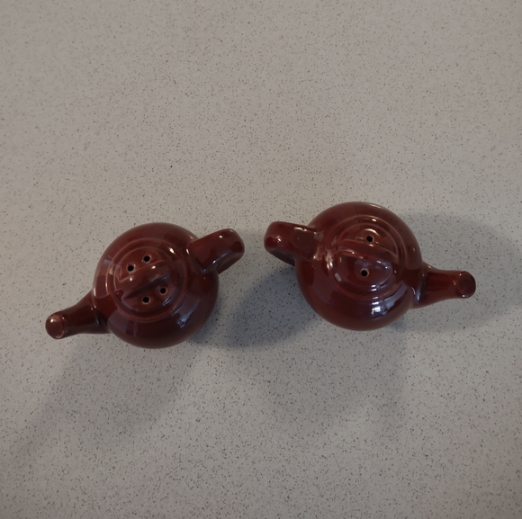 SALE Vintage Brown Teapot Salt and Pepper Shakers. Still have corks in Mint Cond - Picture 2 of 4